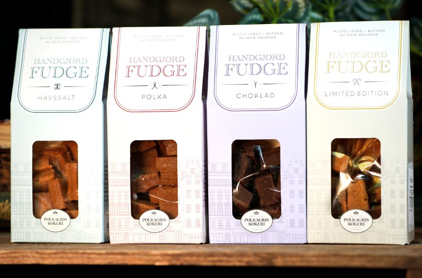 Fyra förpackningar med Gamla Stans Polkagriskokeris handgjorda fudge